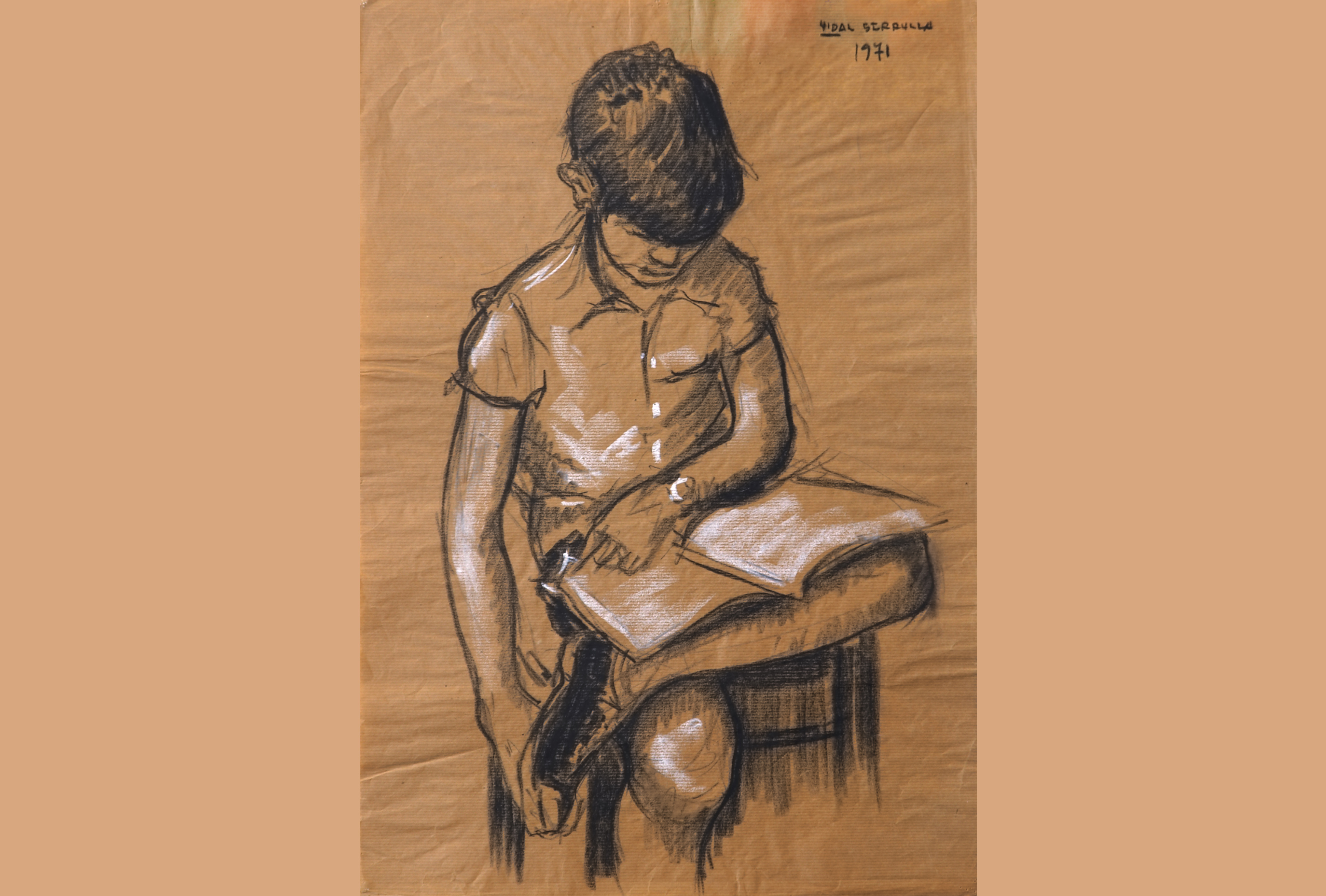 Niño leyendo a carboncillo